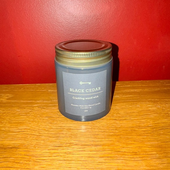 Black Cedar Crackling Wood Wick Candle - Picture 2 of 8